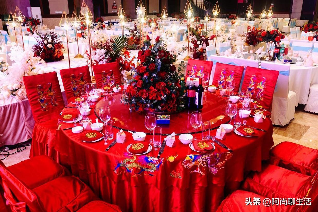 我儿子结婚，
酒席上亲家母端着酒杯说：
“以后就是一家人了，别分那么清！”
我听