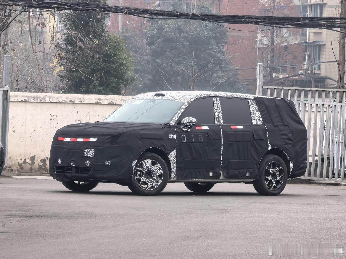 这网友拍的可以啊！第一眼以为是汽车之家的图库照小米“昆仑”新谍照角度很棒，但是伪