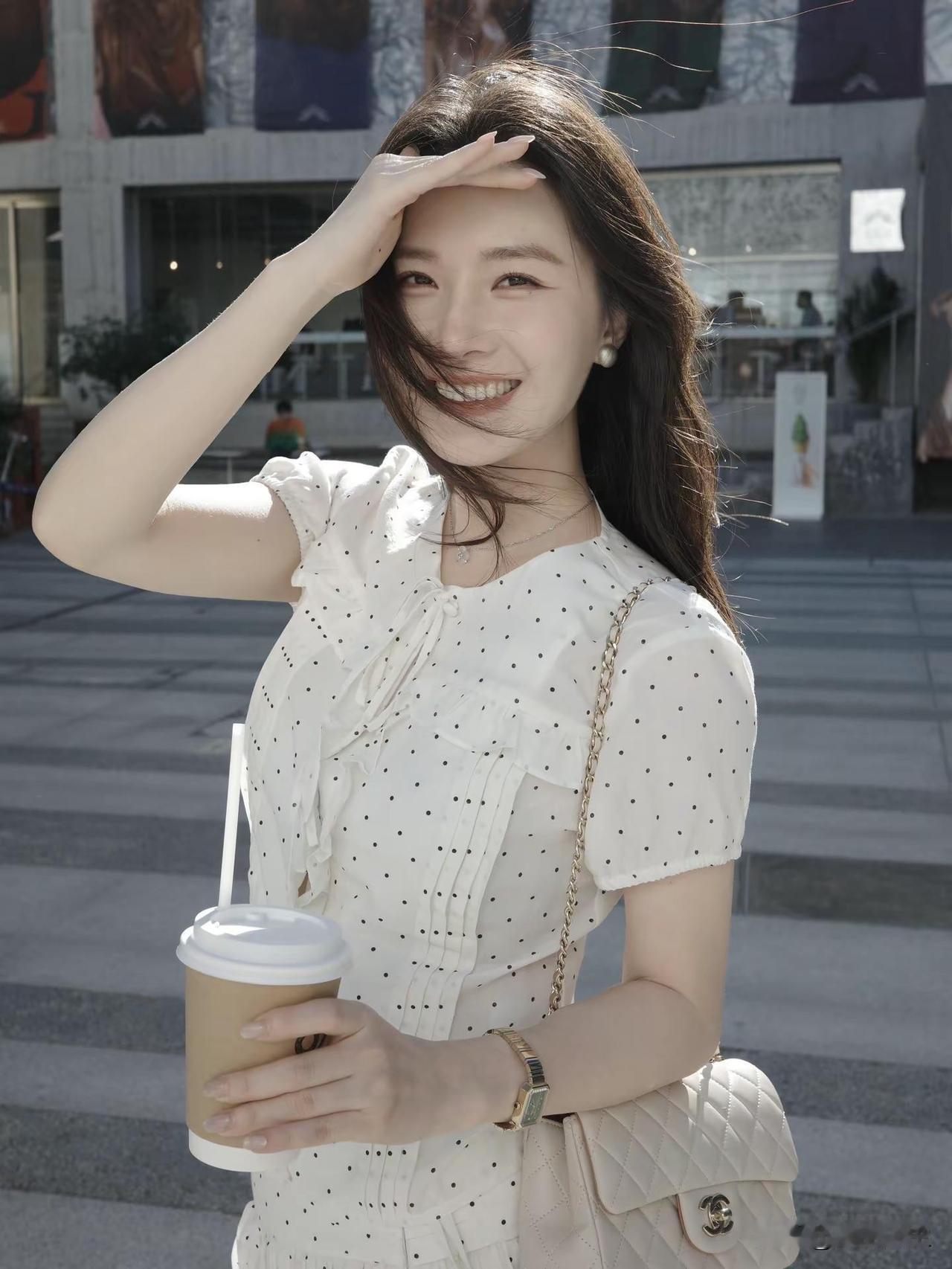蓝天作纸，白云为笔，写满了初夏的温柔。