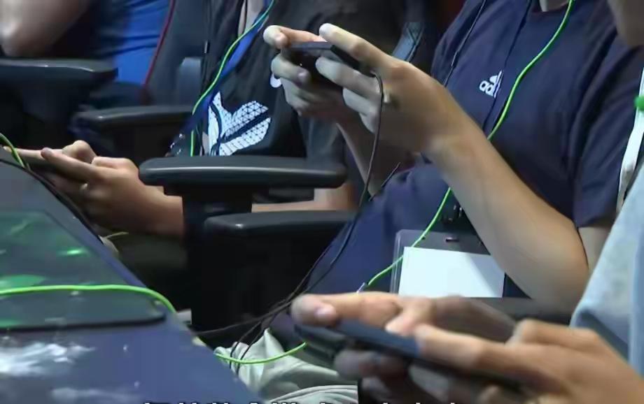 都说王者荣耀让不少学生沉迷，一天被骂76万次，腾讯年赚6600亿，可别以为钱只靠