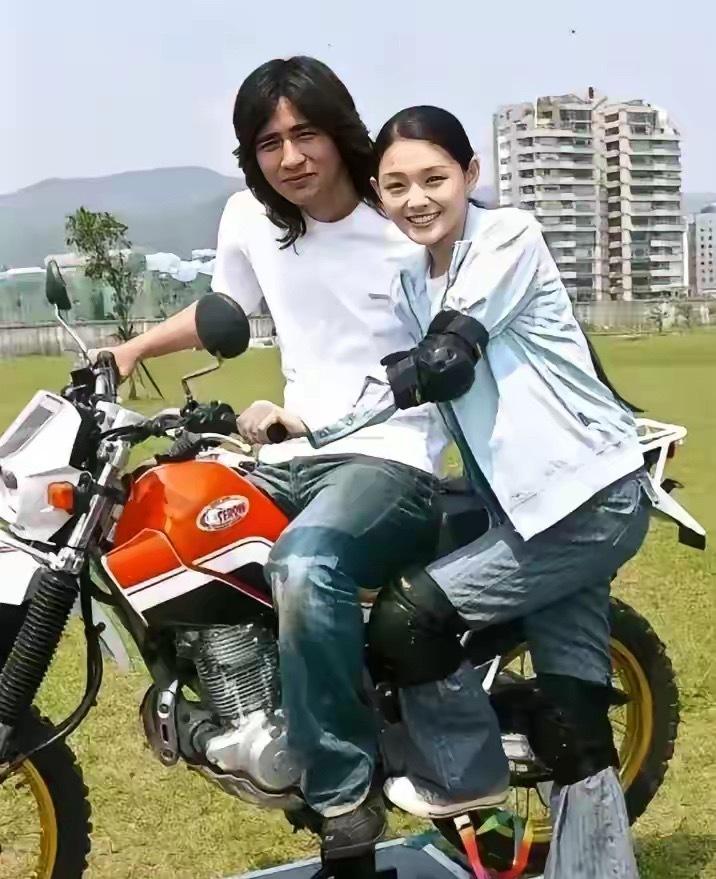 这张照片展现出了大S和周渝民2004年在一辆摩托车上的情景，那时候大S 28岁，