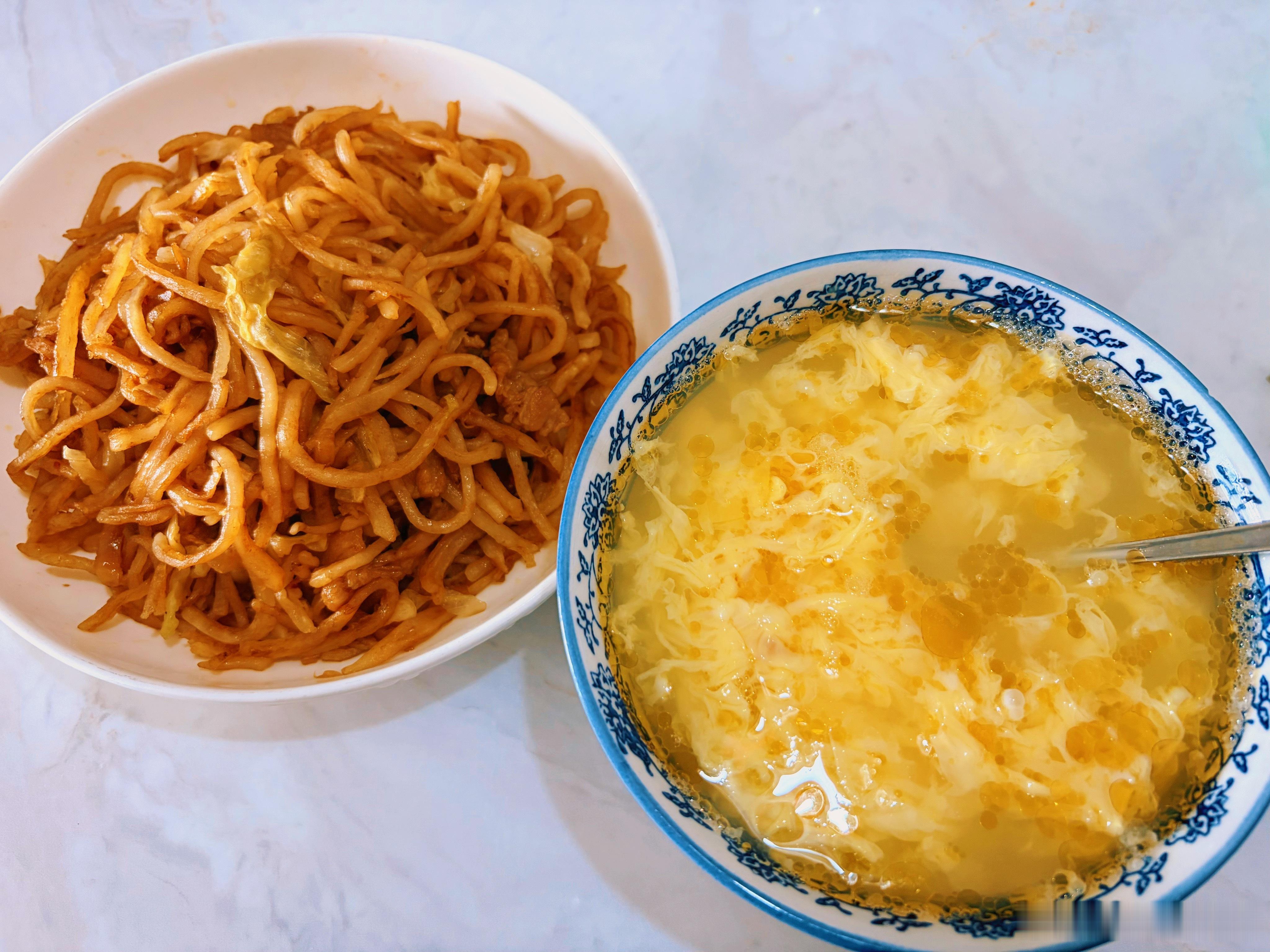 中午急着送货，加上也不太饿，吃了一根黄瓜一个桃，现在回到家泼一碗鸡蛋茶，昨天剩下