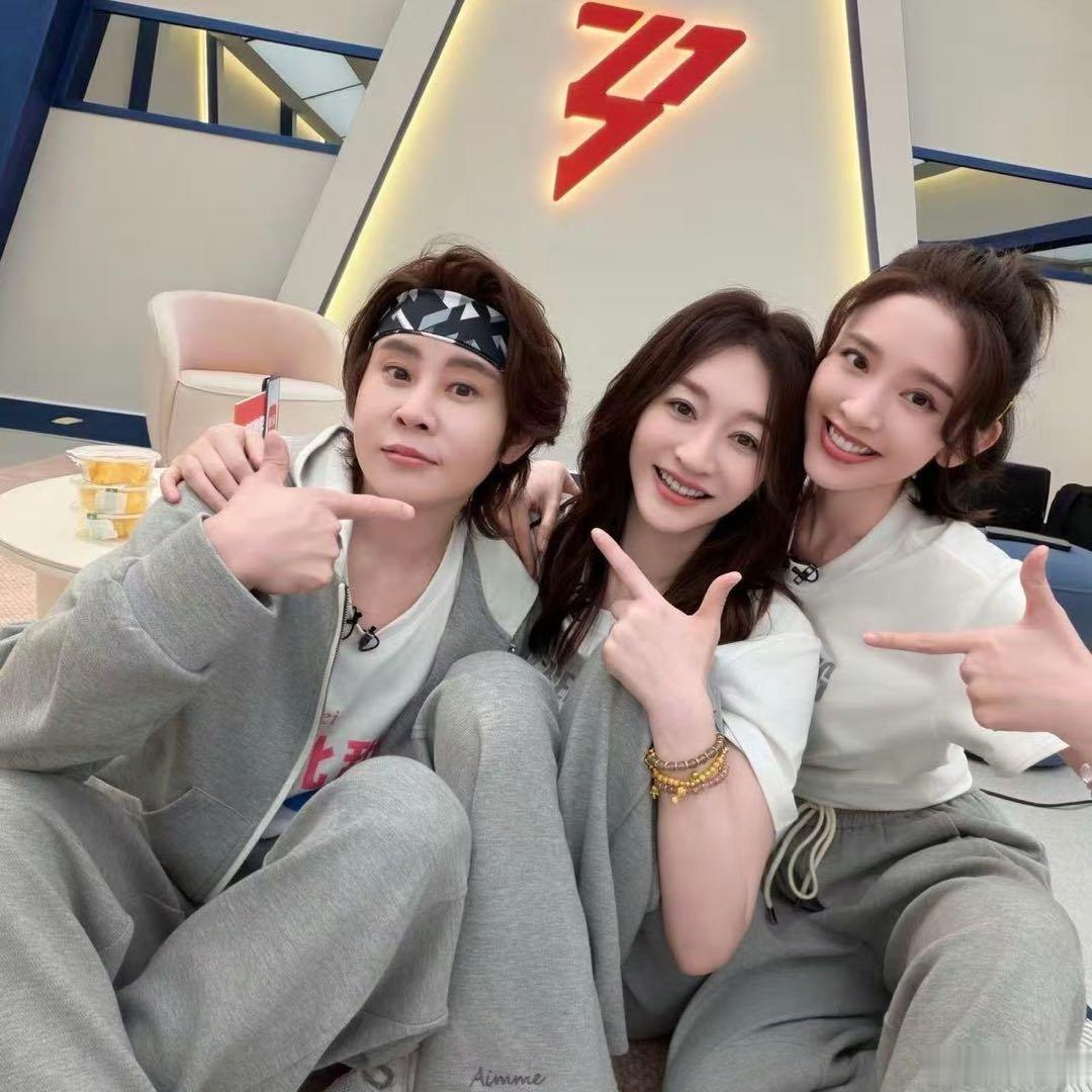 王濛回复李小冉唐艺昕 难得一见的神仙好友组合，三个人品性随和又有趣。录制时相处融