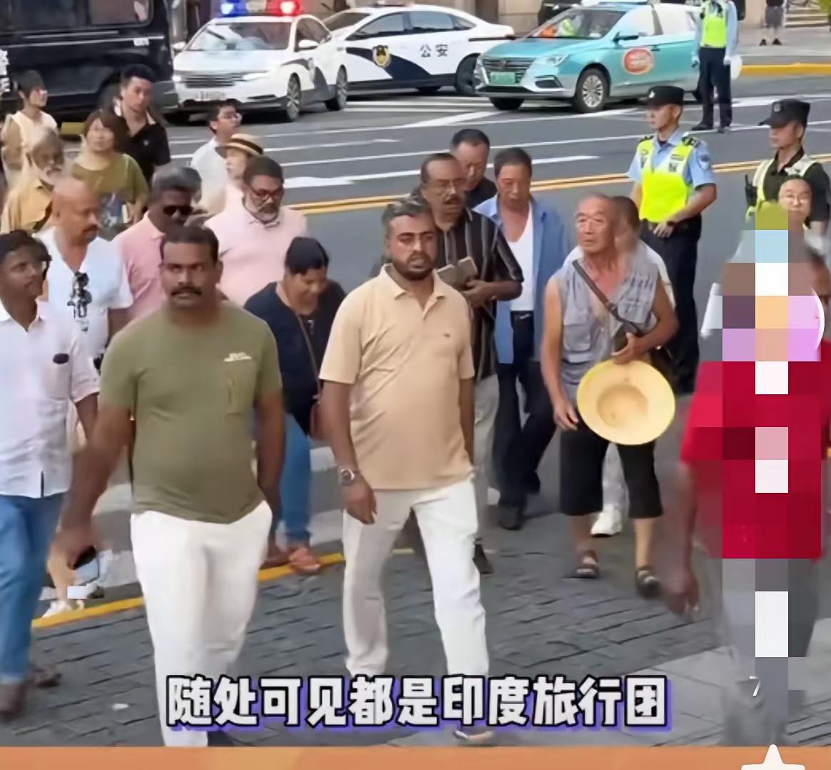上海地铁2号线，一群印度游客围坐车厢地板，嗑瓜子、吃咖喱饭。

瓜子皮直接往地上