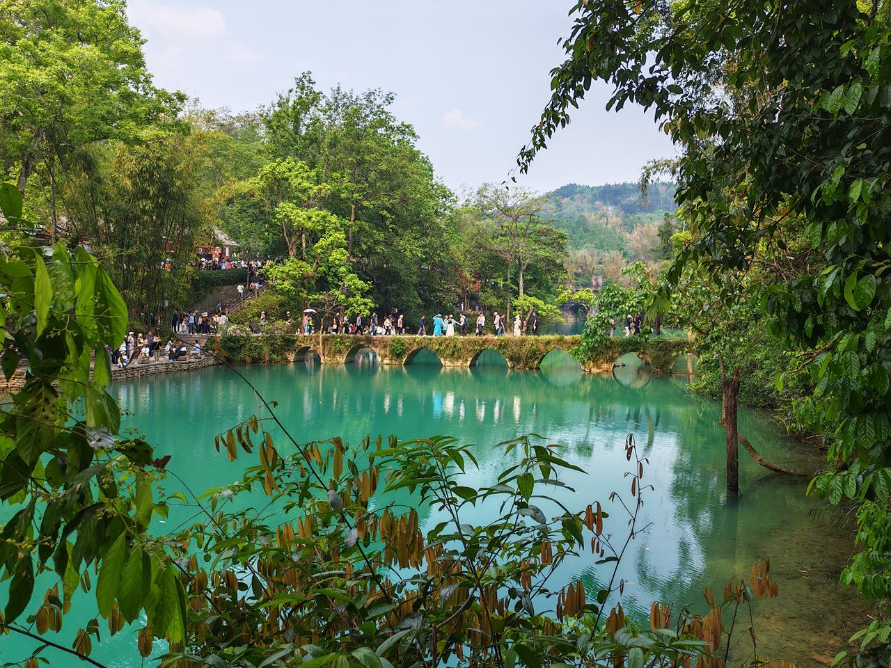 贵州之行，昨天4月13号，游览荔波大小七孔。现在是四月中旬，旅游淡季，看看这排队