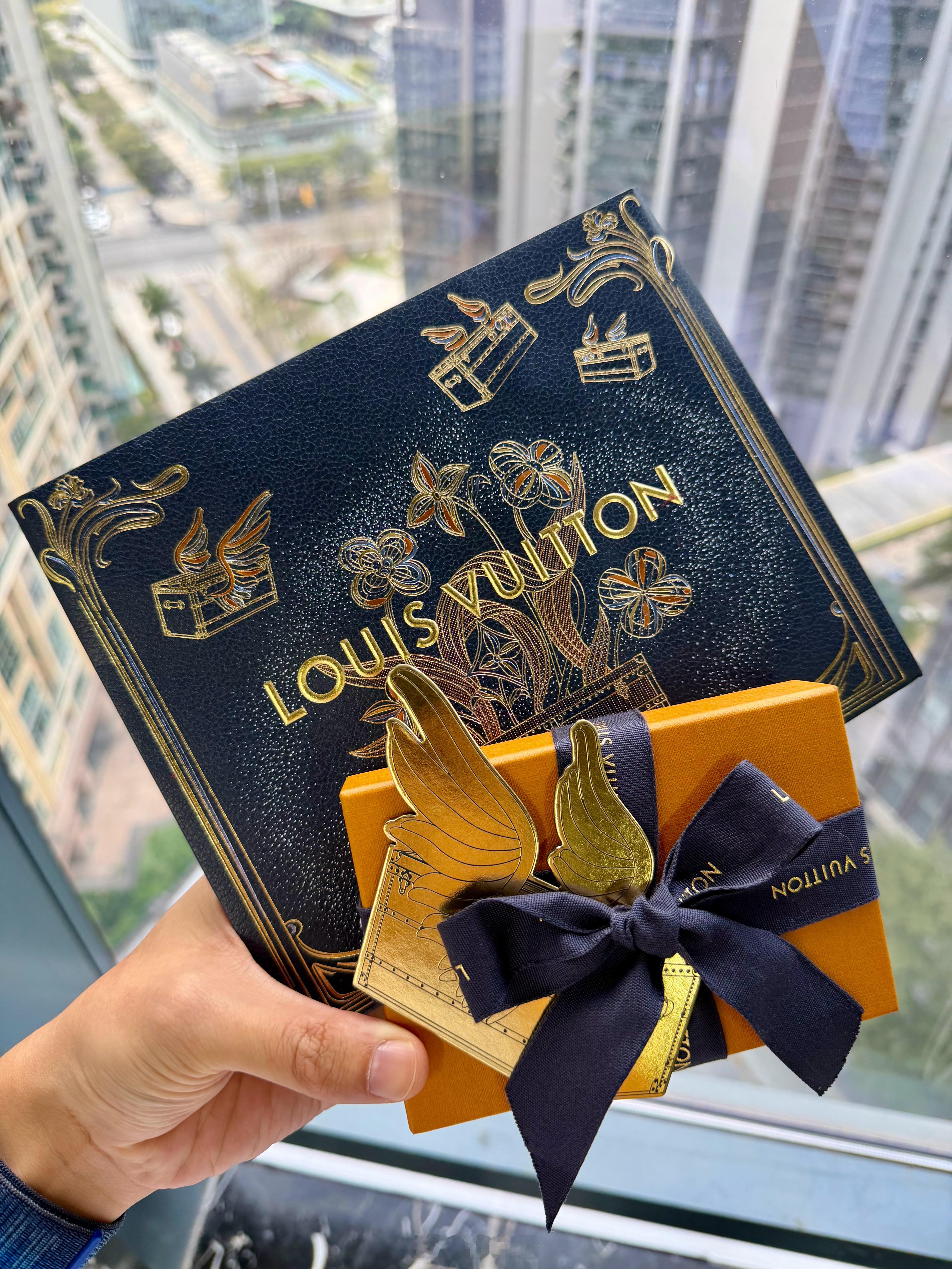 好朋友帮我用国外带回来的LV，不知道是感恩节还是圣诞还是新年限定，这次的包装真的