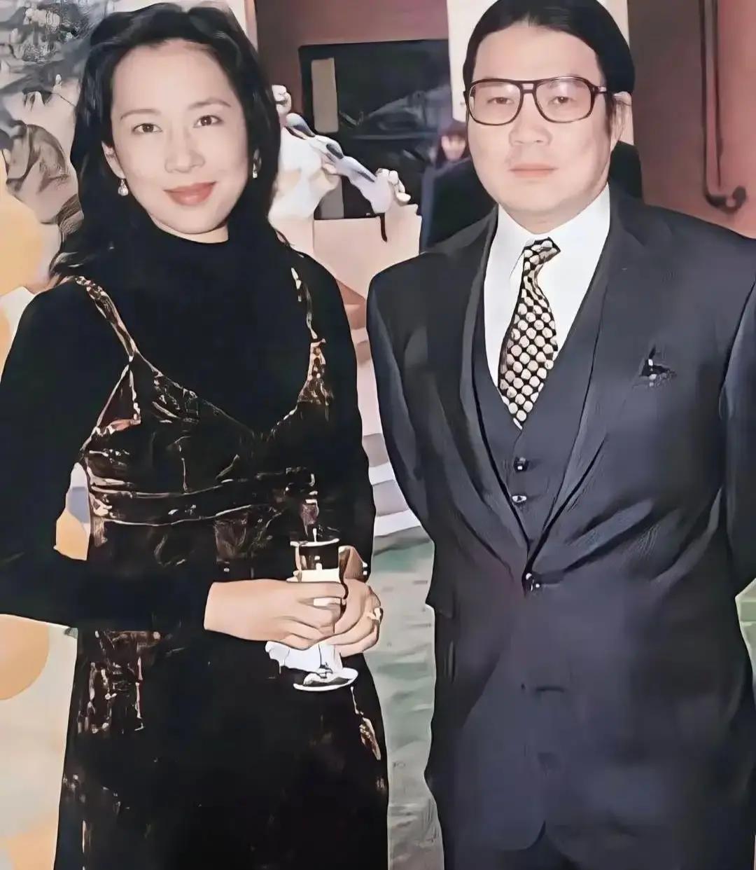 600亿说扔就扔，她图啥？
 
朱玲玲离婚那年，霍家账上趴着600亿。律师把文件