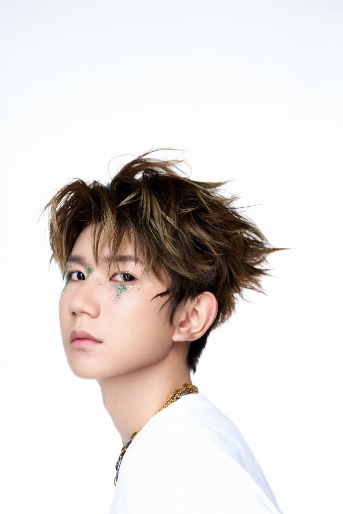 王源闪钻绿眼妆王源别错过我们的夏天 王源闪钻绿眼妆，王源别错过我们的夏天，谁懂终