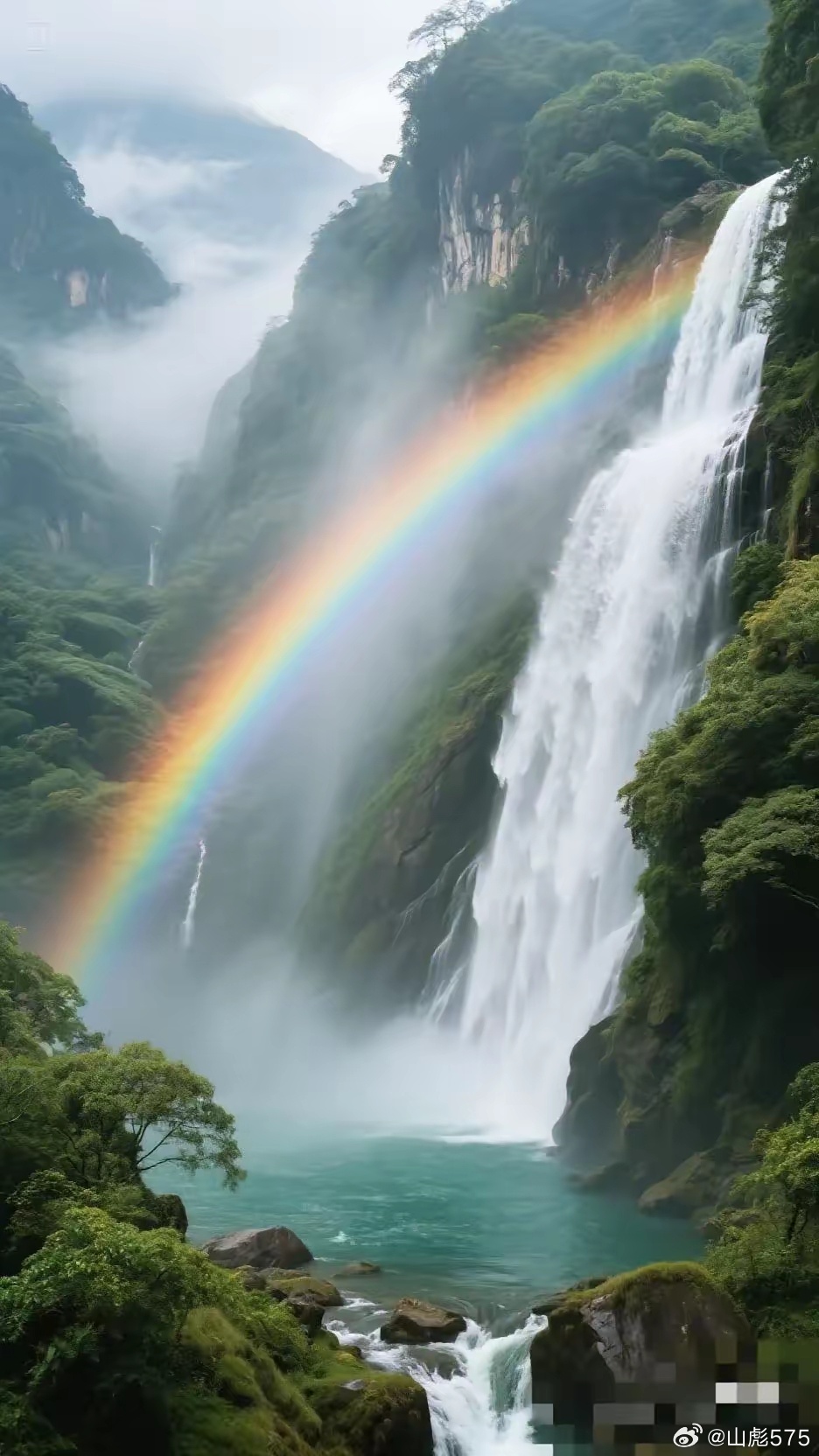 黄河之水天上来山彪昆仑之上天门彩，一朵彩云天门开。飞流直下八万尺，黄河之水天上来