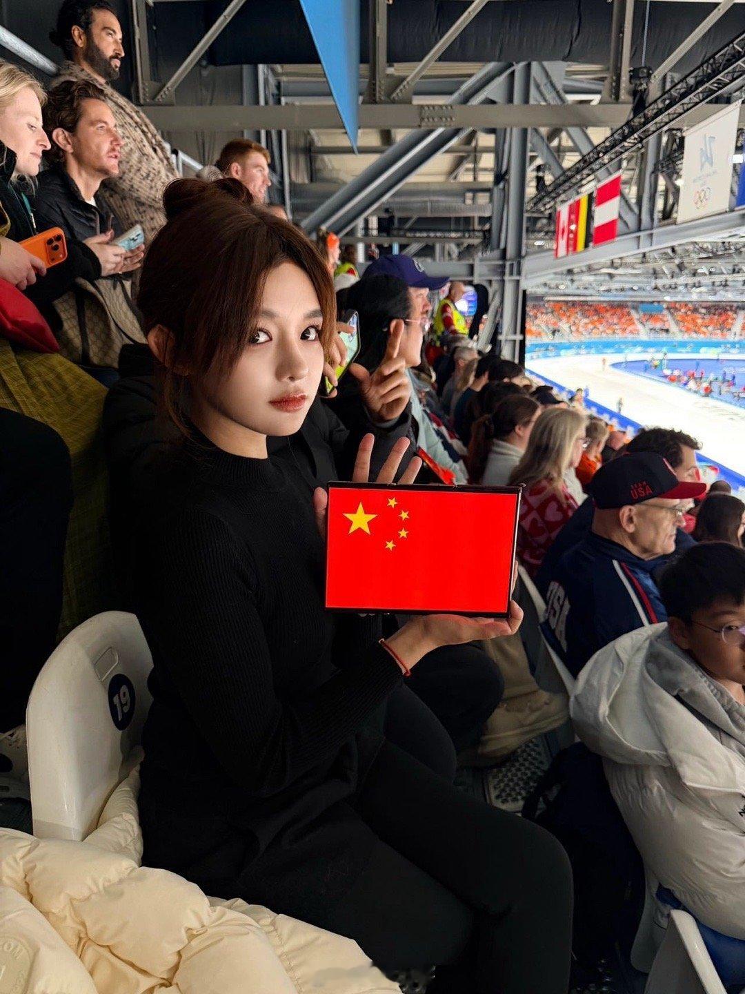 黄霄雲冬奥现场应援高亭宇 黄霄雲去米兰现场给高亭宇应援，这跨界联动太梦幻了！现场