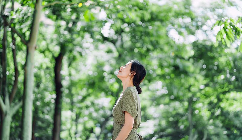 人这一辈子，忙忙碌碌大半辈子，追名逐利、攒钱攒物，总以为攥在手里的就是自己的。