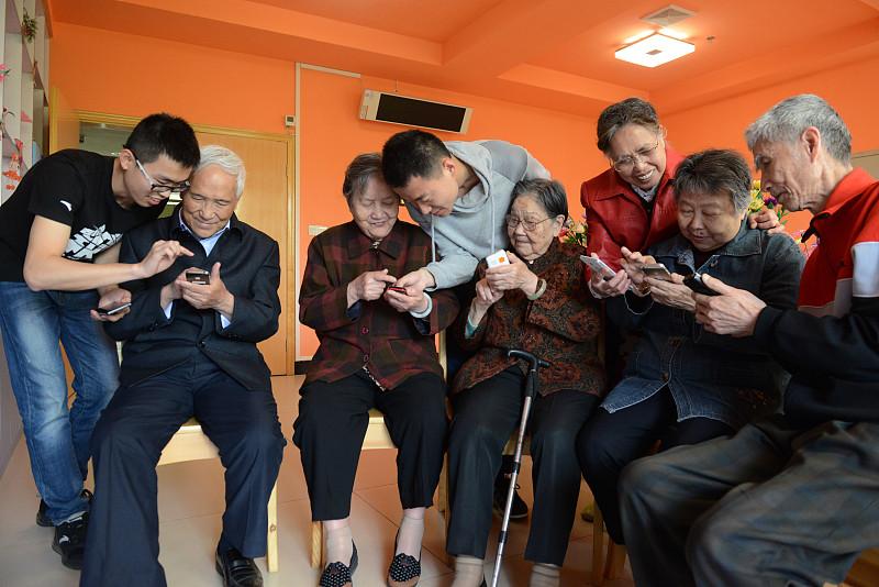 干了快五年养老行业，之前总觉得长辈们对新科技是避之不及的，直到上个月帮社区里72
