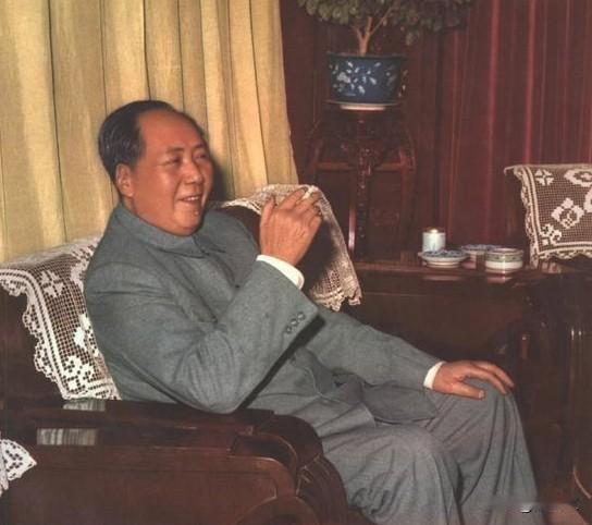 老三篇是毛主席的三篇经典短文，即《为人民服务》《纪念白求恩》《愚公移山》。

文
