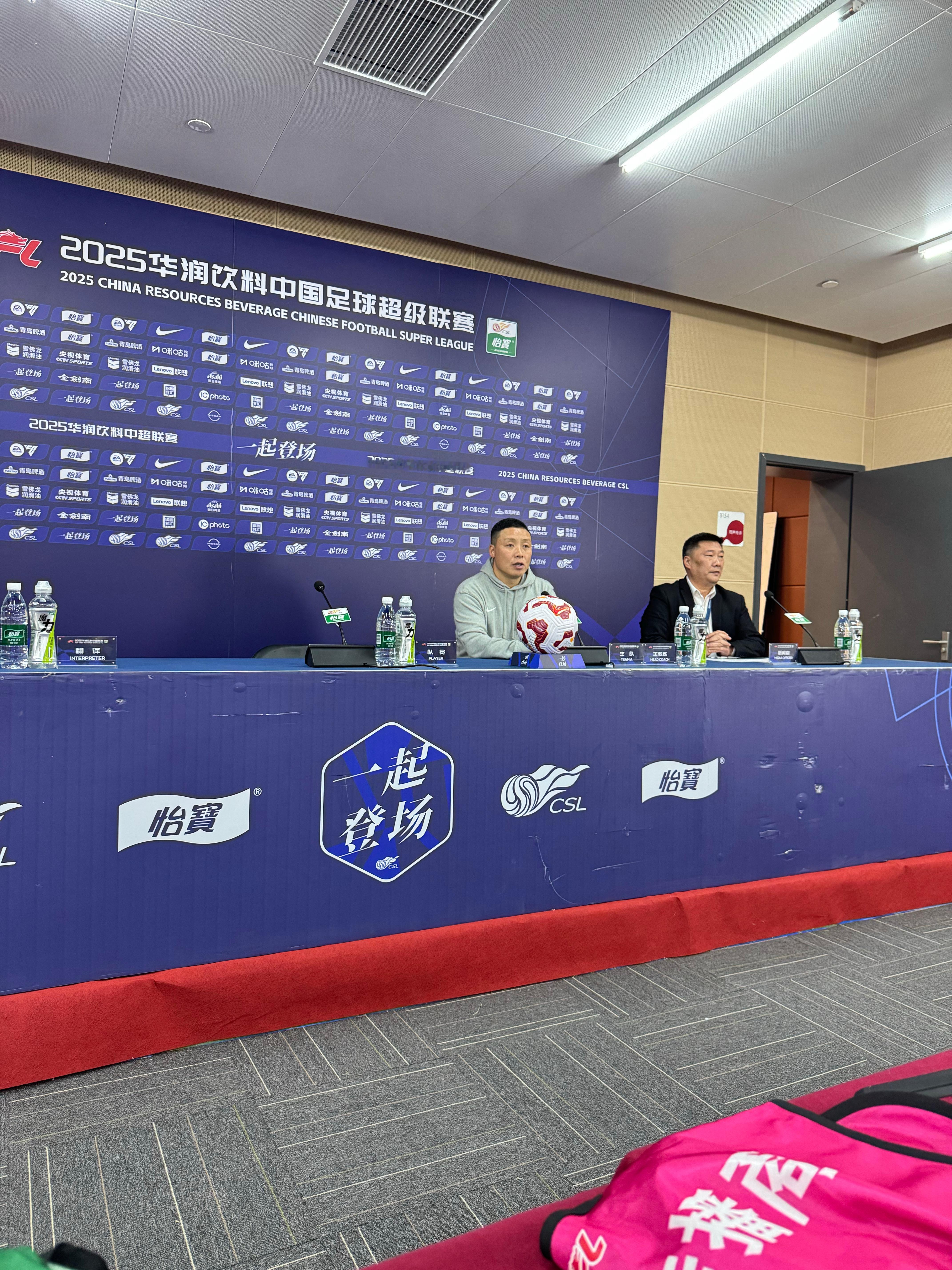 1-1，半套主力缺阵的深圳新鹏城在肇庆新区体育中心顽强战平主力尽出的成都蓉城，为