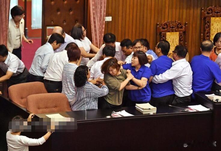 蓝白联手再度封杀“中选会”人事提名，台行政机构强势回应，蓝绿白又干起来了！

7