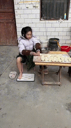 如此独特的手法加脚法，包出来的包子肯定味道独特，有没有想来品尝品尝的？[耶][耶