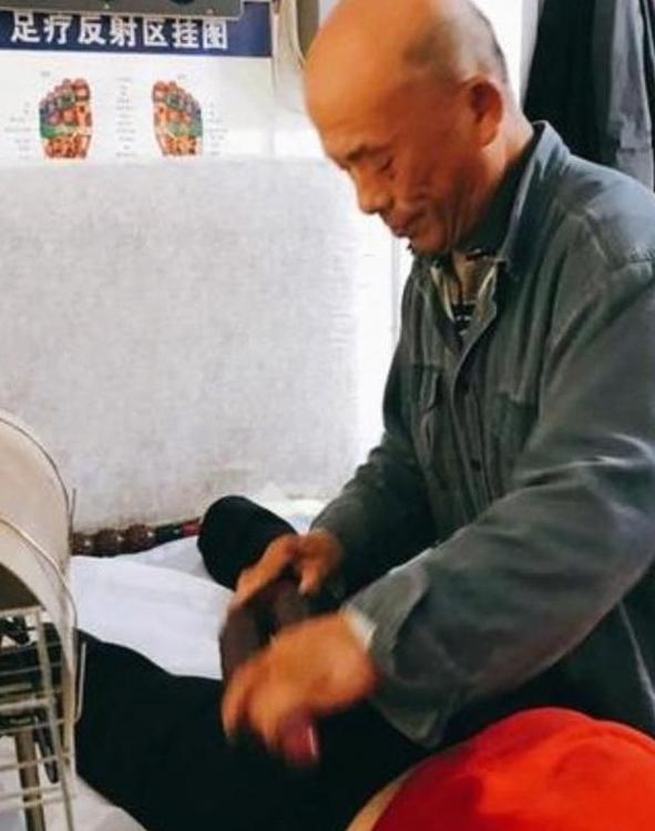 四川南充，一位61岁的老道爷，因为教徒弟针灸，被人举报非法行医，罚了5万。老头气