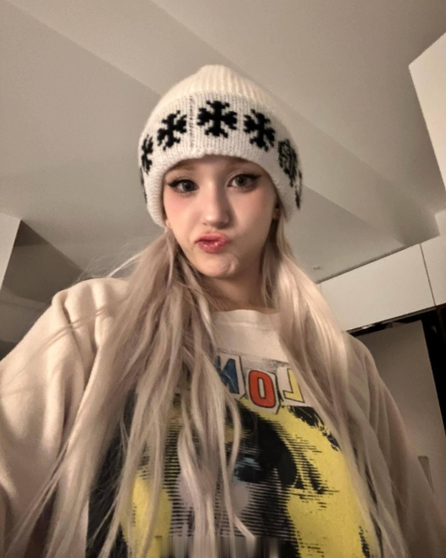 #明星私服搭配[超话]# Somi 更新ins 真人芭比来了～[爱你] ​​​