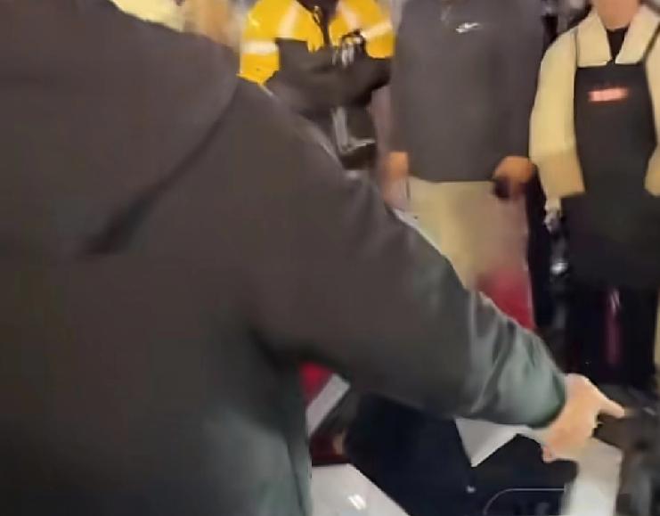 以后骑电动车可千万别看手机了
不然遇到这样的事情，肠子都悔青了
湖南长沙一位外卖