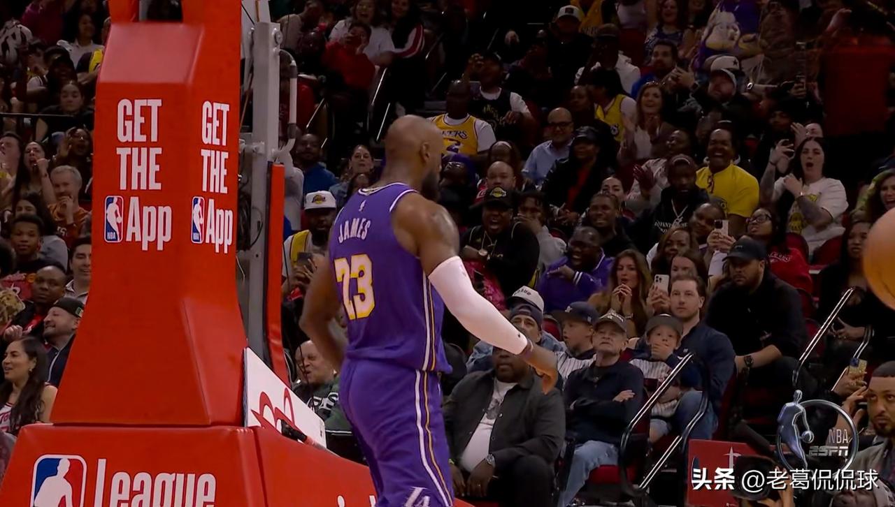 湖人巨星詹姆斯真是胆大妄为，他竟然敢抢当家球星东契奇的风头。在今天湖人客场挑战火