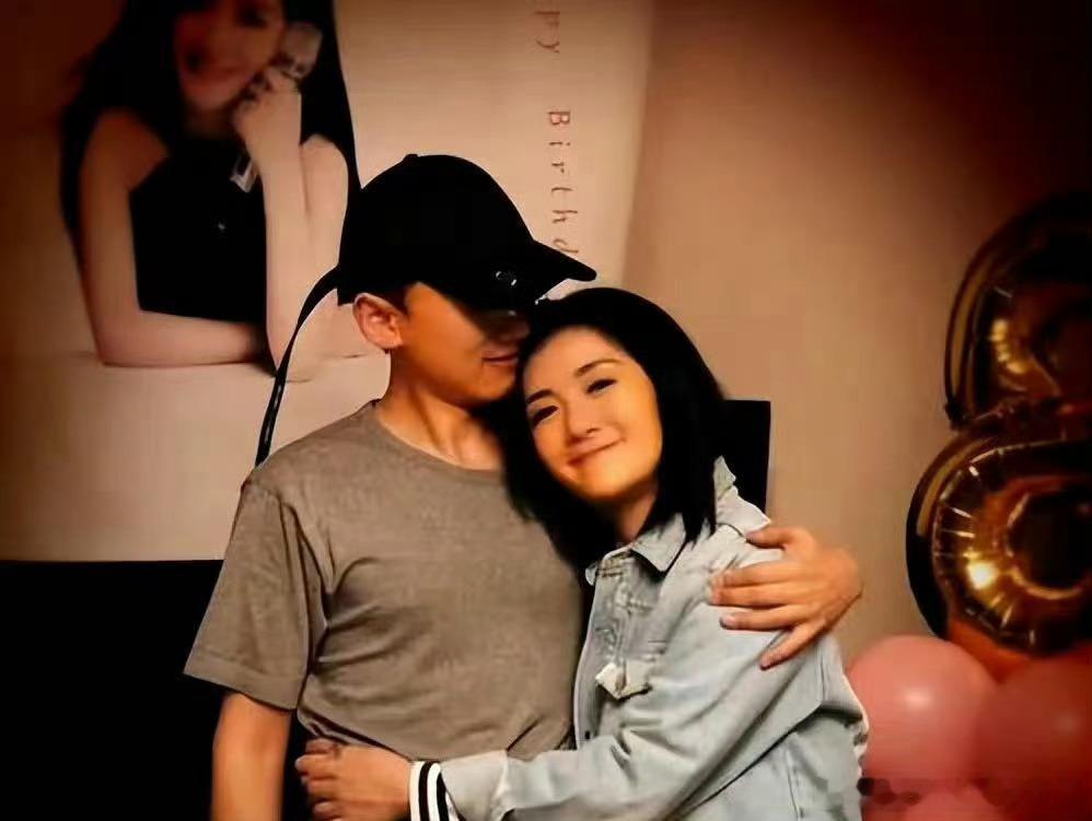 谢娜带三个女儿出门  娜姐和杰哥好幸福呀，有三个可爱的女儿，简直人生赢家~  都