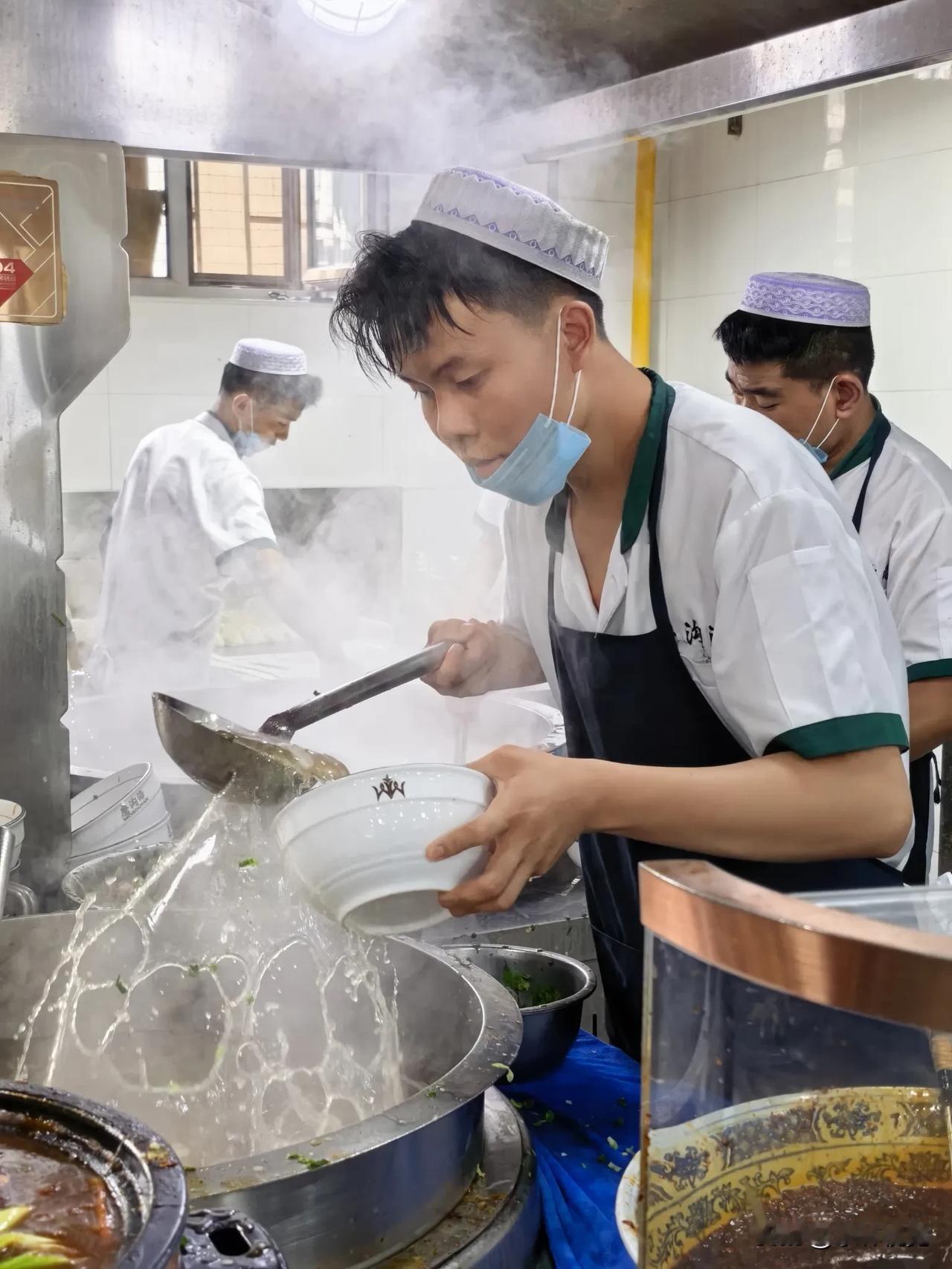 随拍 晨光漫过街巷，兰州的烟火气就从牛肉面后厨升腾而起。后厨蒸汽氤氲，师傅手腕利