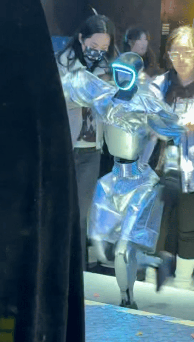 上海跨年机器人都上场了今年跨年仪式感是机器人给的上海跨年被机器人承包！看到机器人