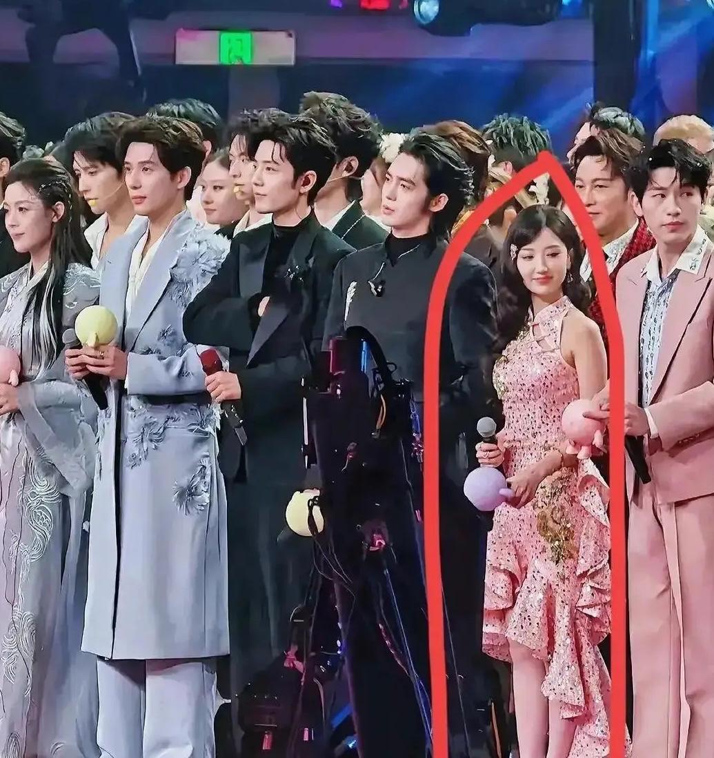 横店片场今天，一个1米62的女演员被副导演礼貌劝退。
理由冰冷：新规之下，她连入