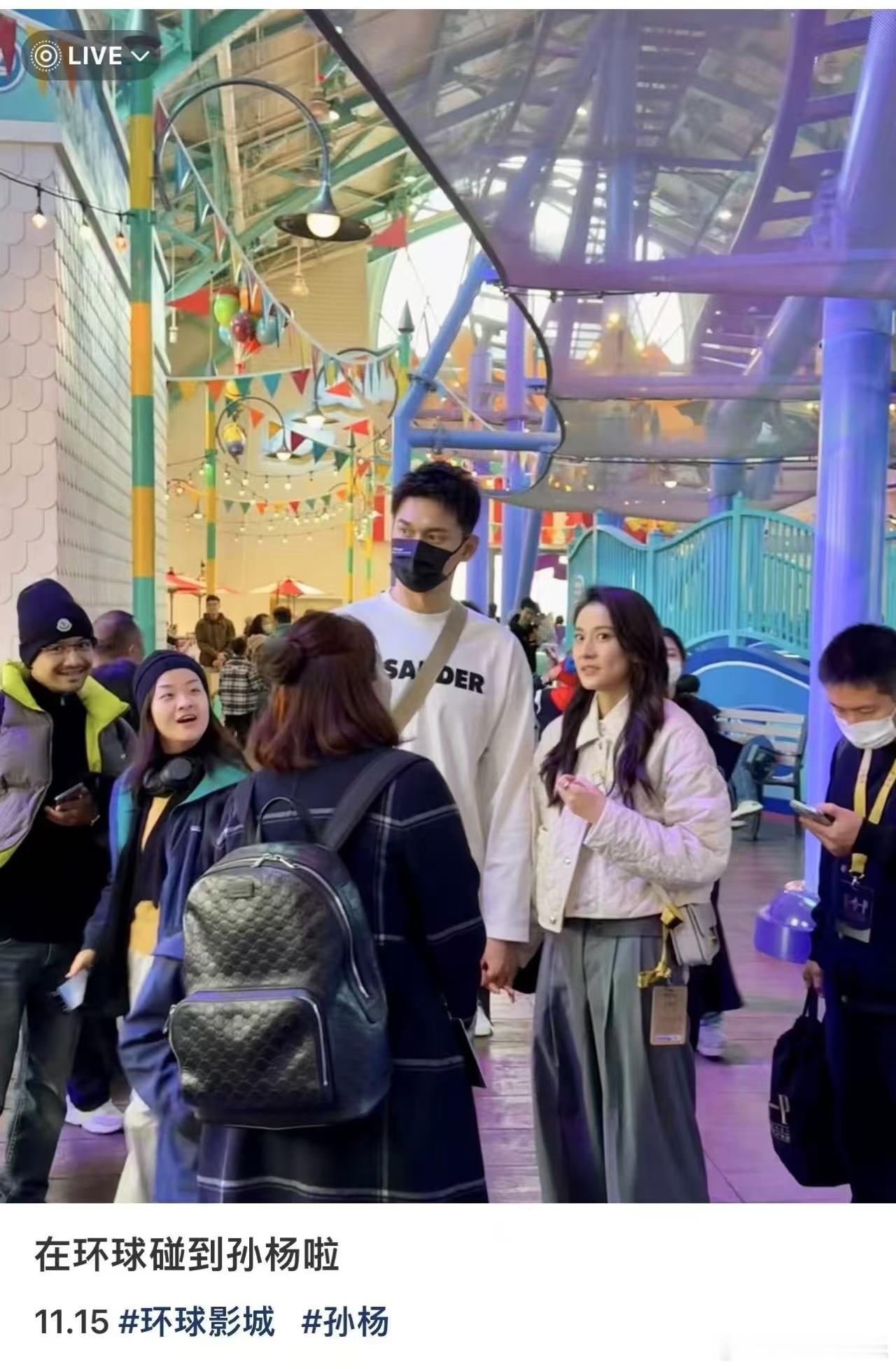 【 环球影城偶遇孙杨张豆豆 】 张豆豆牵着孙杨好甜 11月15日，有多位网友在社
