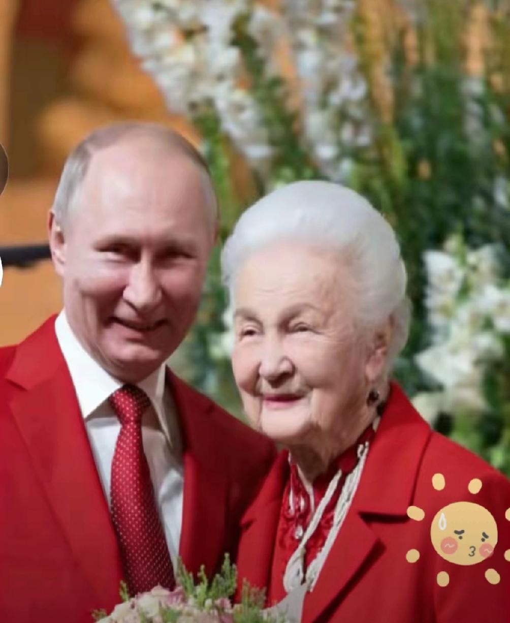 硬汉普京官宣恋爱！
最开心的当属这位伟大母亲[赞]
​谁能想到73岁的普京大帝，