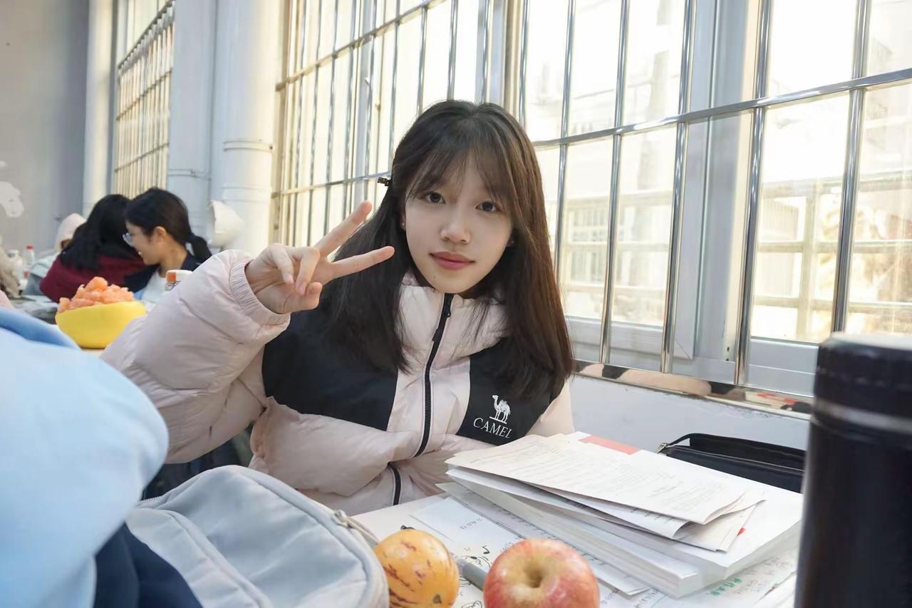 📚 窗边的阳光和课本更配哦～
今天的快乐，是午后暖阳、堆满的习题，还有比耶的小