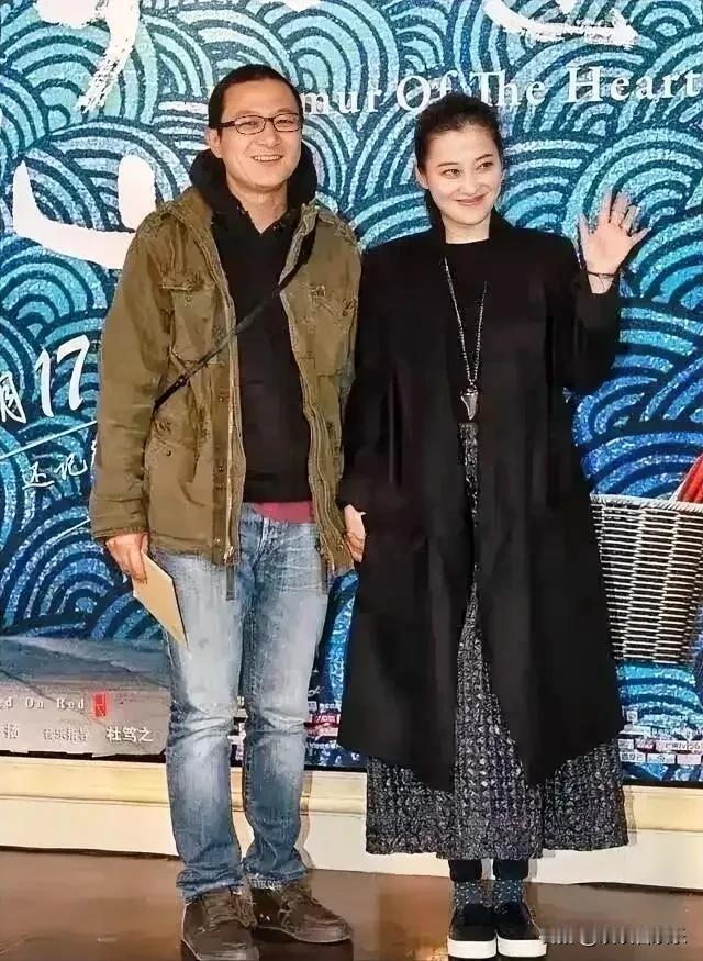 这是演员梅婷icon的老公，他穿着休闲，戴着眼镜，帅气，给人一种和谐美好的感觉。