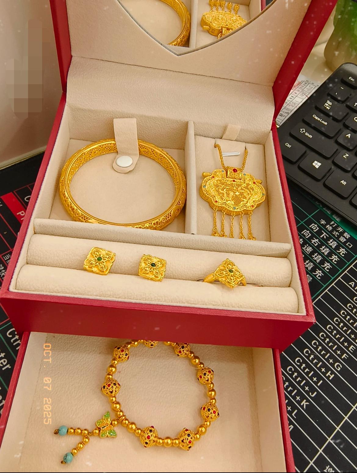 姐妹们，
奉劝大家一句——把金镯子，金手链，金项链，金耳环，都收起来吧！
​前两