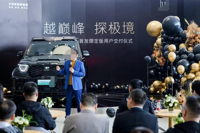 这是某位汽车掌门人为新用户亲自交车的场景，然而当其他用户发生质量问题想让这位掌门