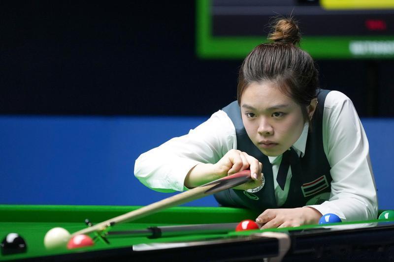 成都世运会 女子斯诺克6红球半决赛中，泰国选手那鲁差2-0战胜队友博雷冲布，晋级