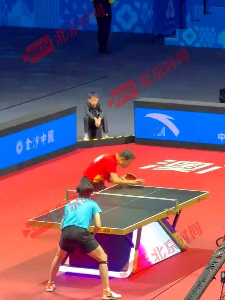 王楚钦樊振东拥抱。第十五届全运会男团决赛北京队3-1干翻上海队夺冠！赛后俩兄弟直