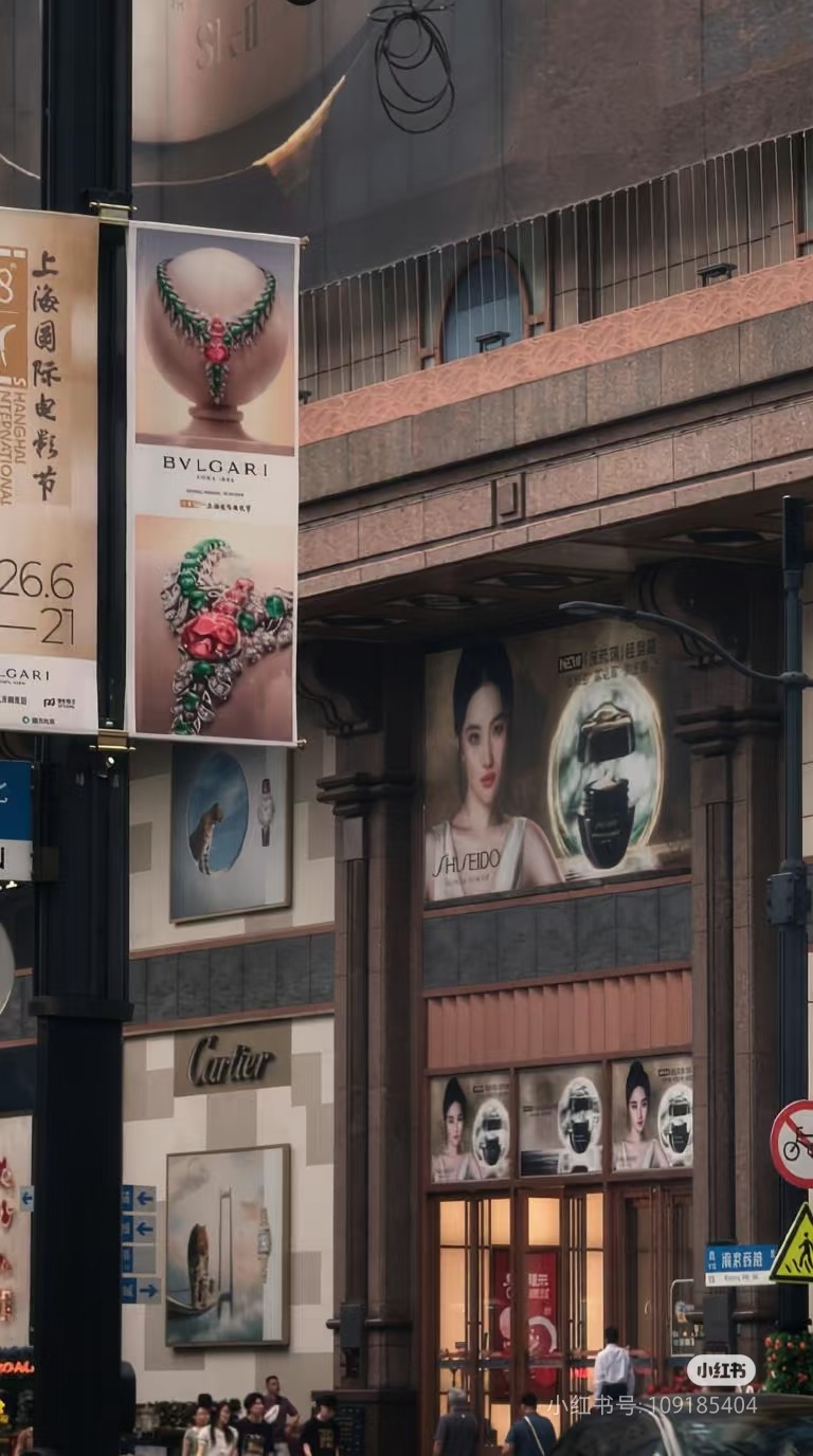 资生堂地广还在铺，看见谁了，感觉宝格丽广告估计一时半会发不出来了，今年只让珠宝出