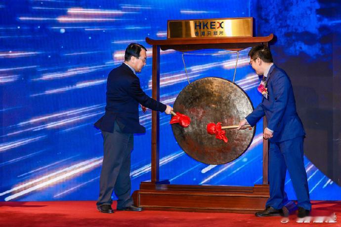 AI大模型上市第一股2026年1月8日上午9时30分，智谱AI于港交所正式挂牌上