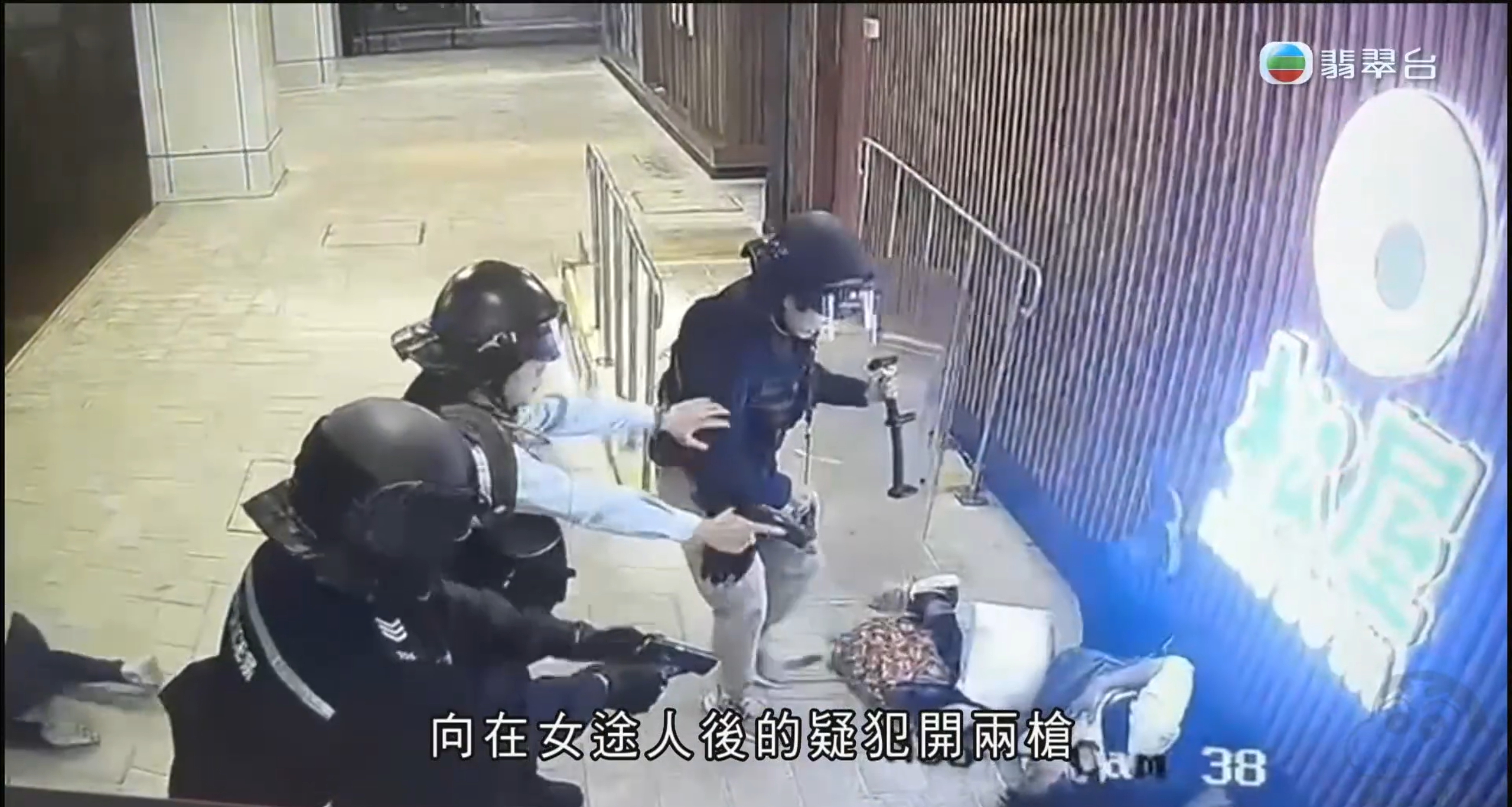 香港屯门市广场持刀男子被警方开枪制服，港警CF98A手枪首次实战