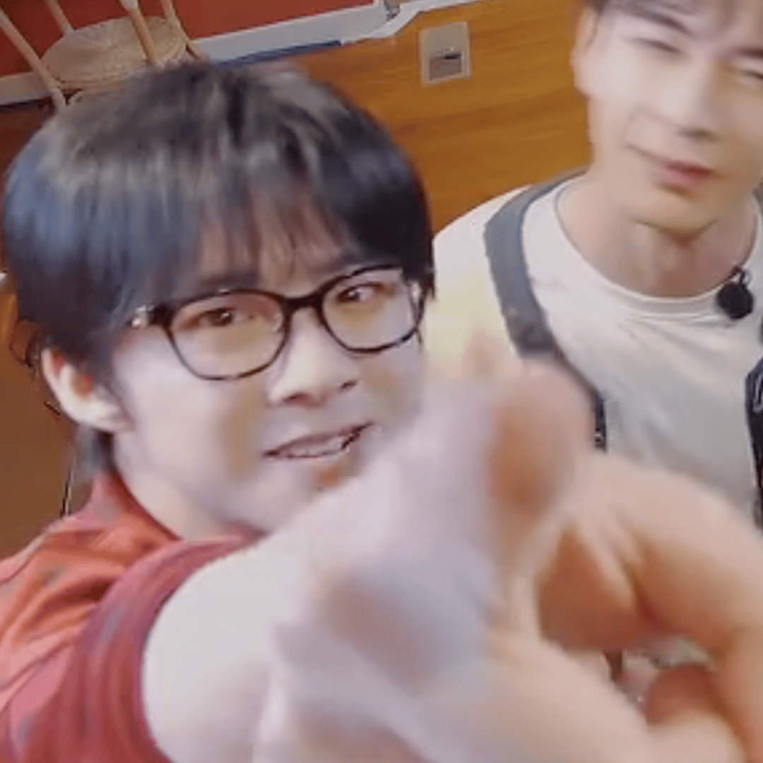 他指我☞，他是不是喜欢我