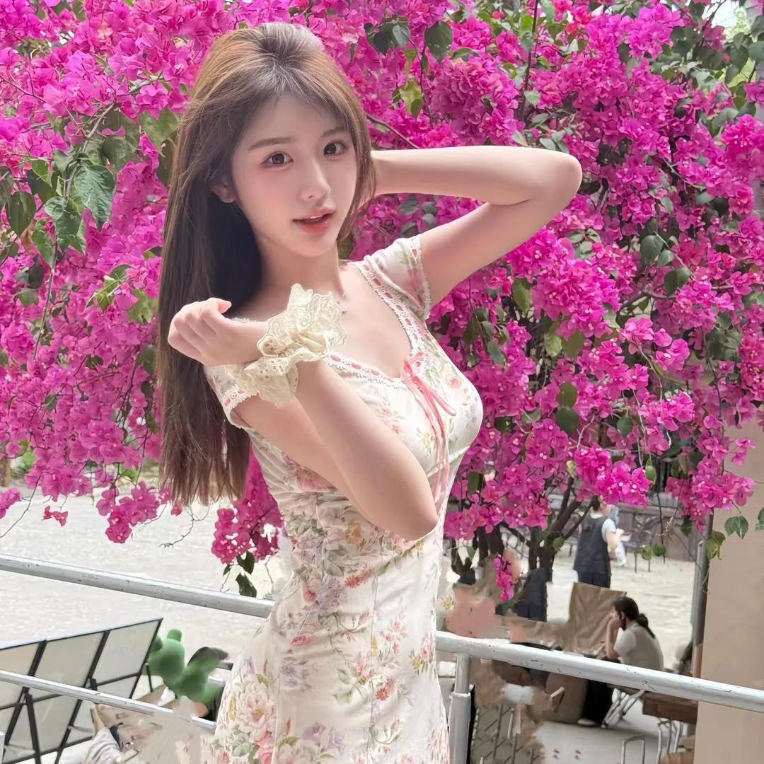 粉嫩少女在花丛中，浪漫又迷人🌸💕花海少女照 粉嫩春日花海 花海少女 公园里的