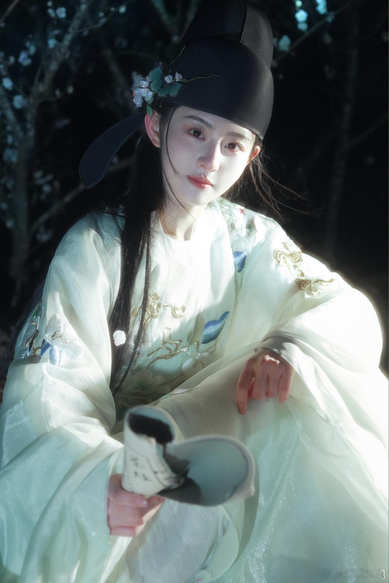 乌帽簪花，邂逅古韵风雅；绿衫执卷，相逢诗意清幽。欢娱影视演员最新写真今日释出，她