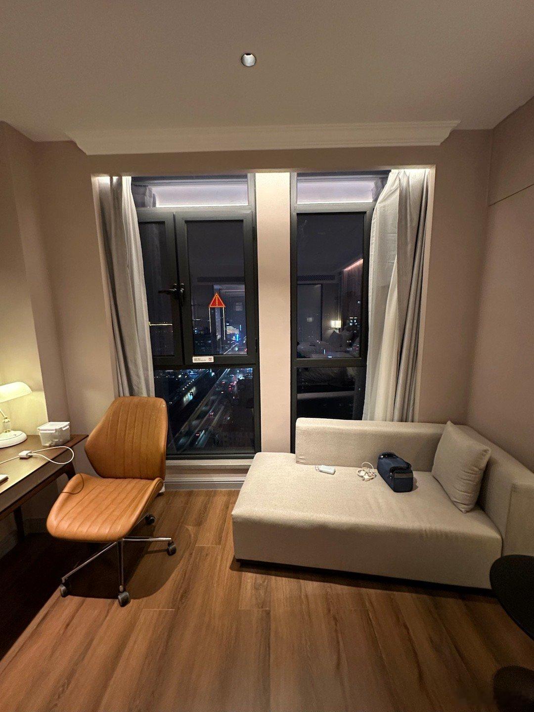 📌 好喜欢酒店前台的河南妹子，长得像甲骨文 