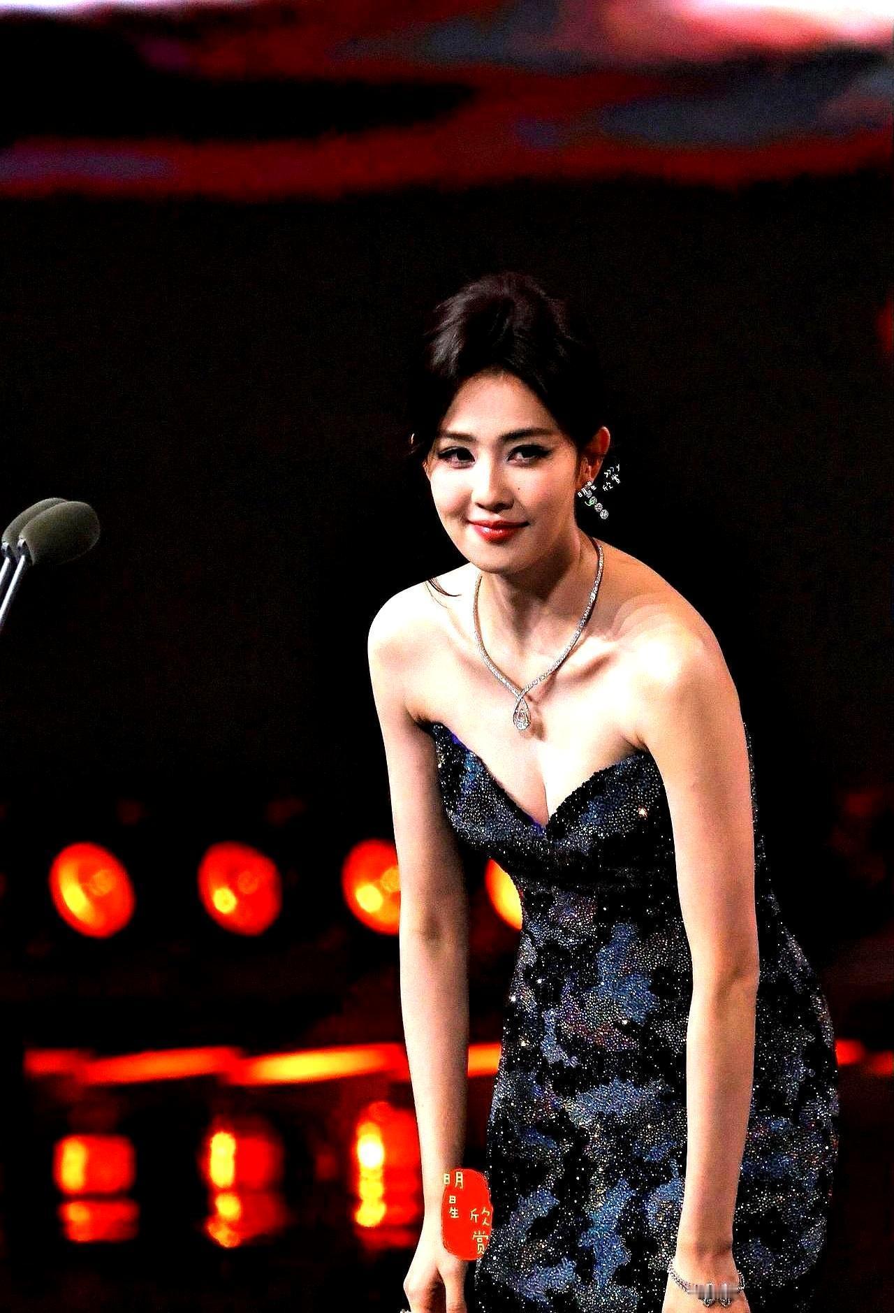 别再羡慕女明星了，她们连“弯腰”这个简单的动作，可能都做不到了。
不是矫情，是长