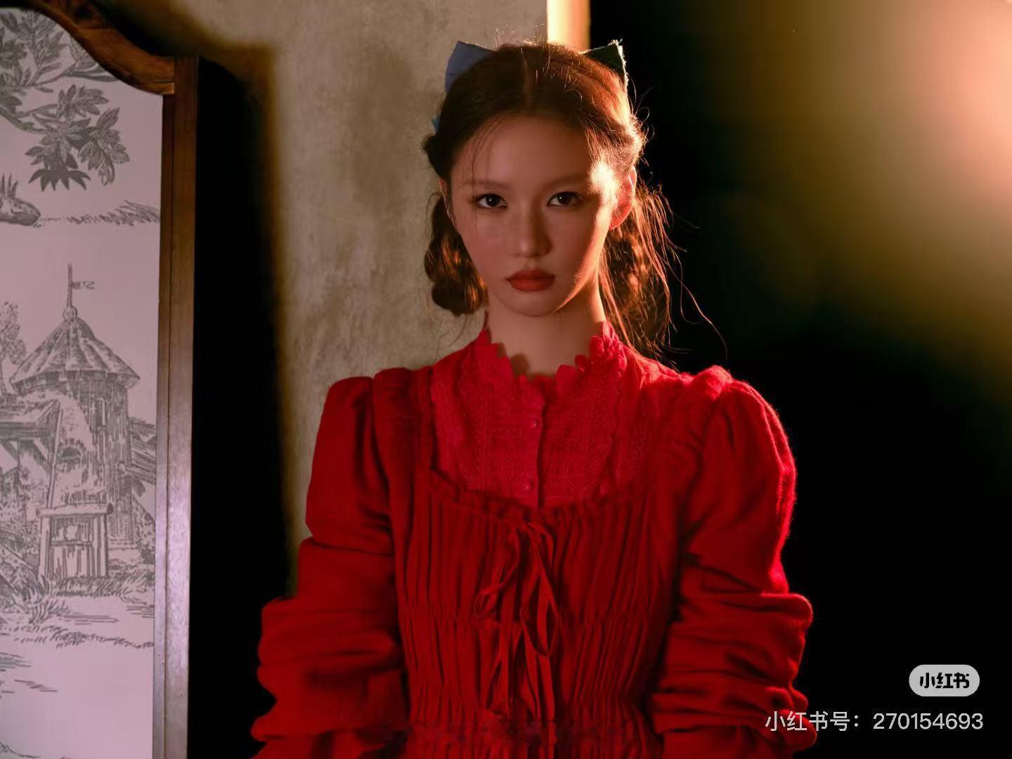 内娱00花恶女又上新了00花周子玄我还蛮看好的，拍的大片太高级了，让人眼前一亮，