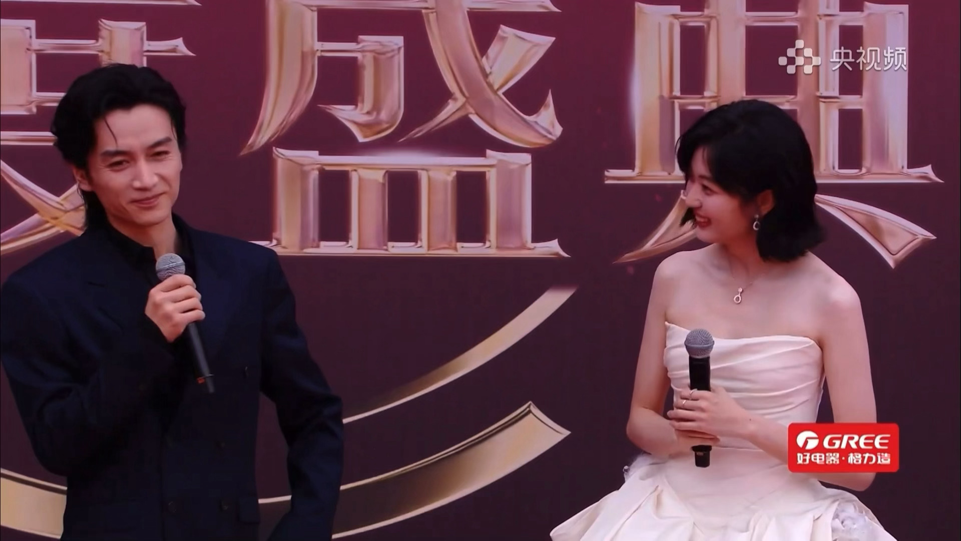 陈晓一个嘴瓢给自己说愣住了哈哈哈哈哈哈，反应过来之后又被自己逗笑了陈晓被自己嘴瓢