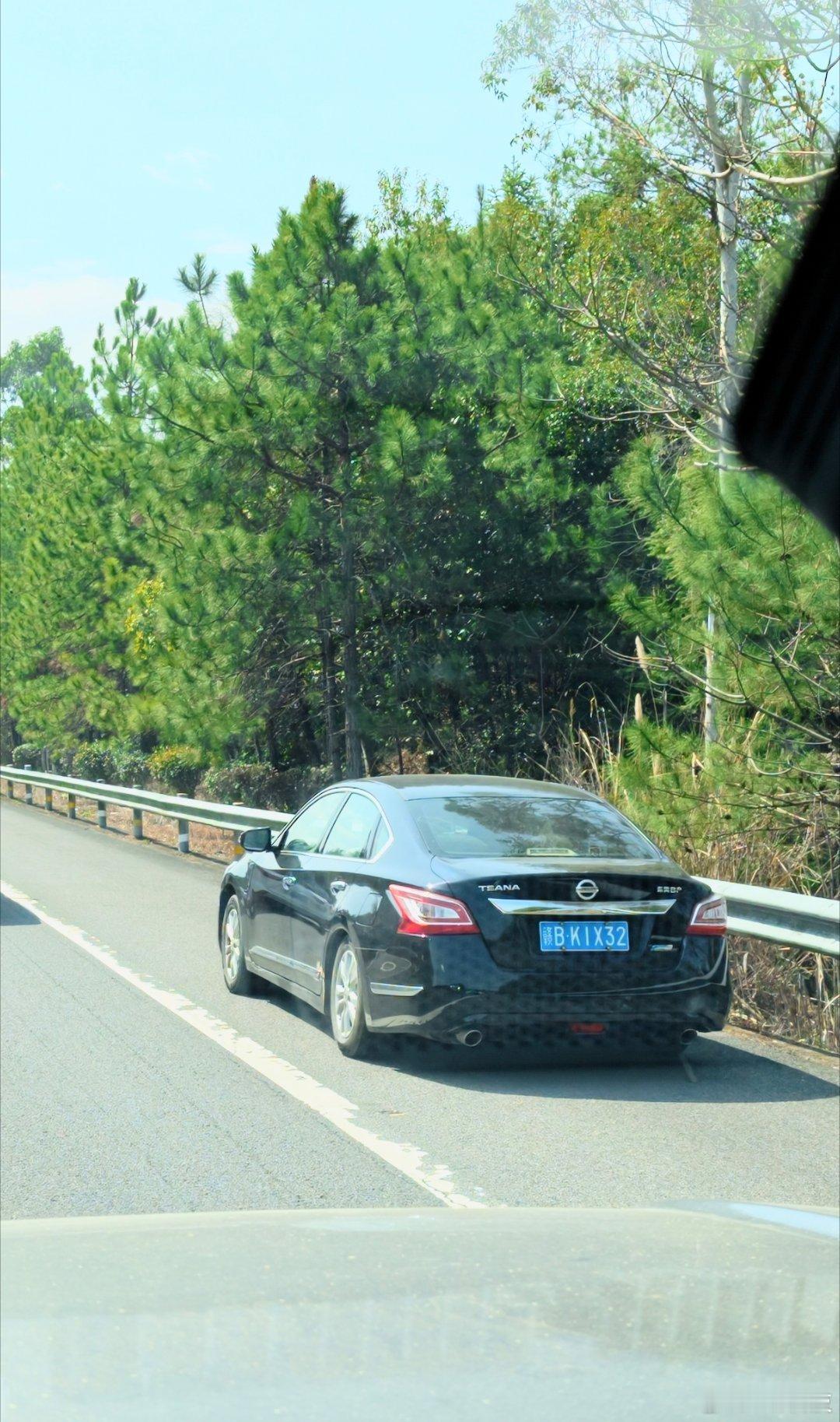 只要一堵车，必定有一大堆车走应急车道，九图都放不下，都是缺德的，还有很多车不怕…