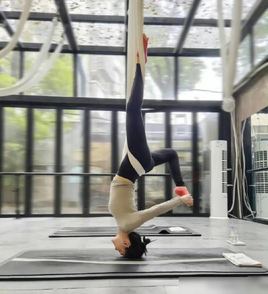 谢娜前两天晒了张空中瑜伽倒立照，配文说换个角度看世界，还提自己坚持这事十年了。