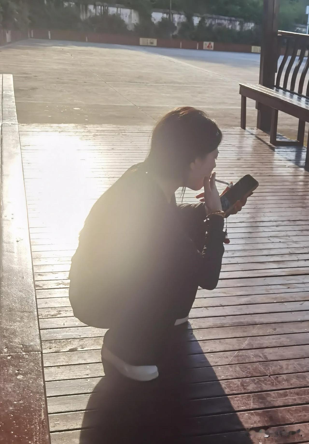 她像把夜色叼在唇间的人——
细烟一燃，薄荷爆珠轻响，像给世界按下静音键。