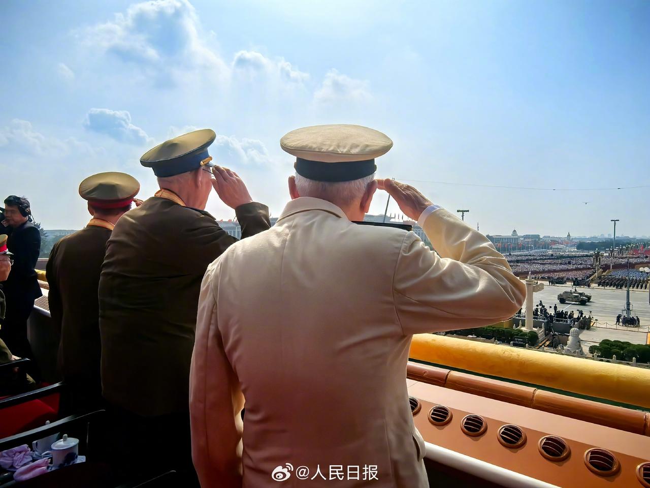 泪目瞬间：天安门城楼敬礼的老兵，他们都是谁？
傅英：102岁   河北博野人，参